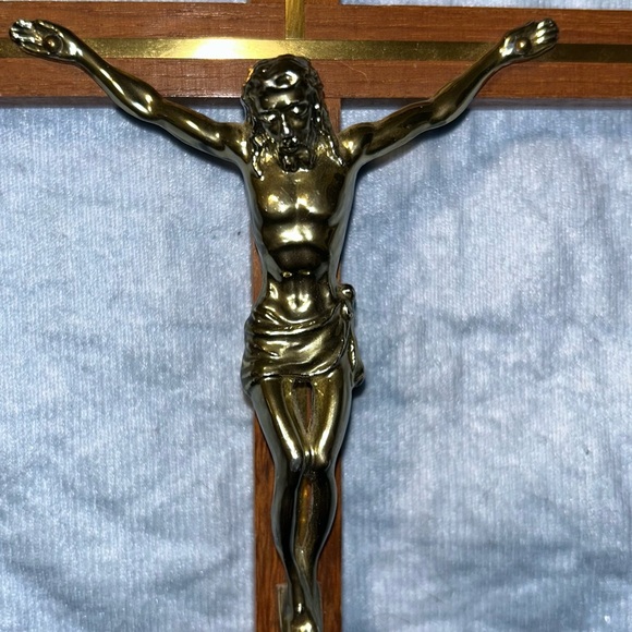 Vintage Wooden and Brass Crucifix with INRI Plaque - Picture 8 of 13